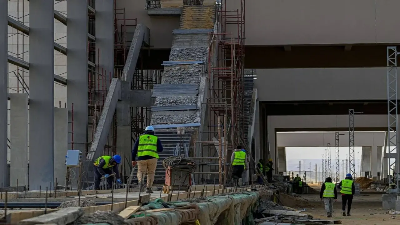 مخاطر حرب إيران تلقي بظلالها على نمو قطاع الإنشاءات في مصر